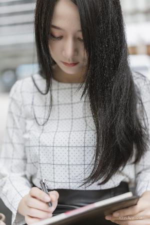 她在丈夫面前被耍了